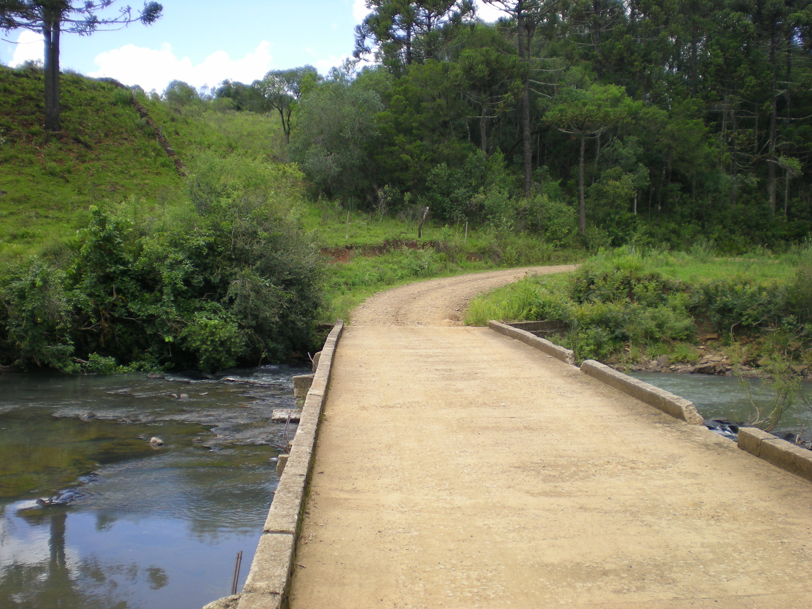003 - Ponte sobre o rio Antoninha.JPG